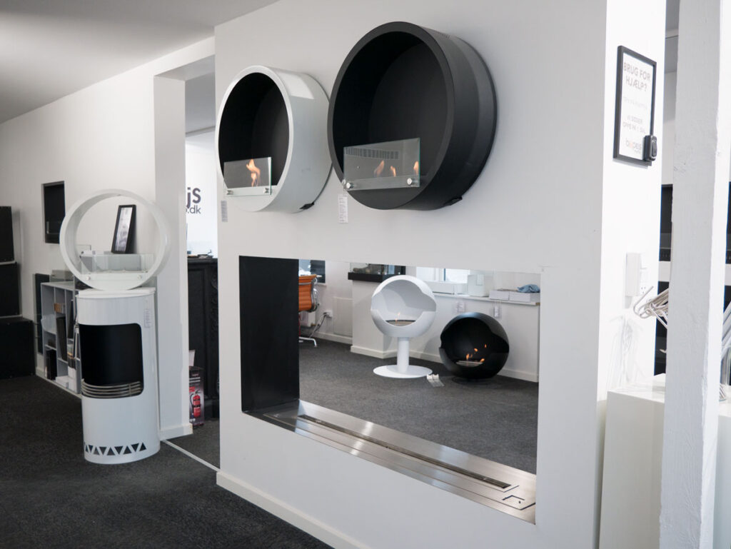 Showroom med pejse på Hadsundvej 72 i Aalborg